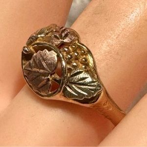 Black Hills Gold - 10k yellow gold Ring Size 7 in like new condition